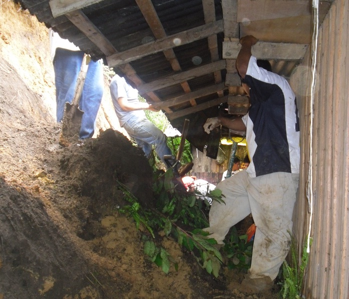 Sin apoyos familias afectadas por tromba de junio en Tlacuilotepec